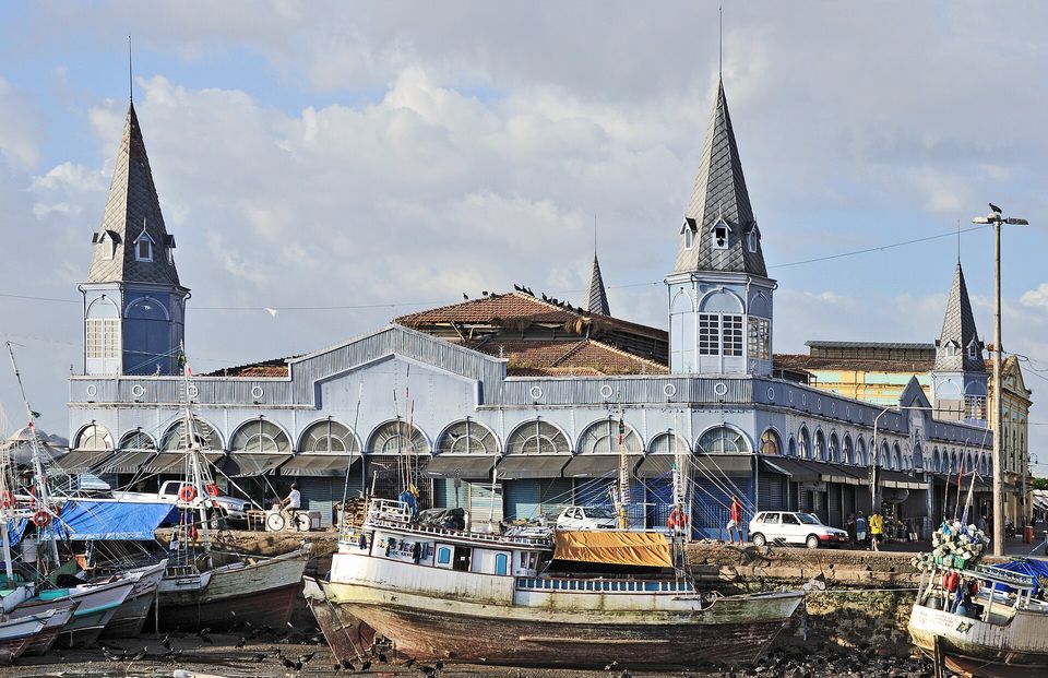 Le marché Ver-o-Peso et ses tours au bord de la baie de Guajará, à Belém