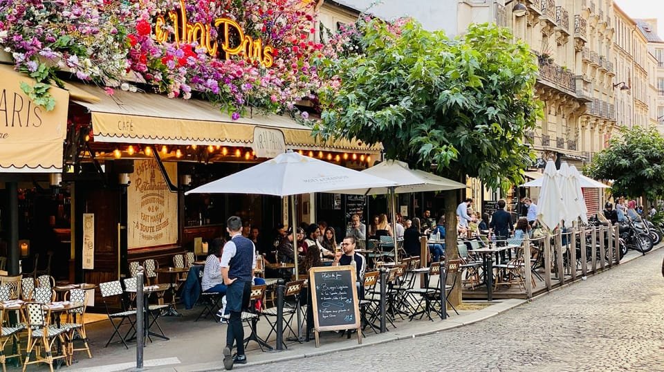 Café en una esquina de París