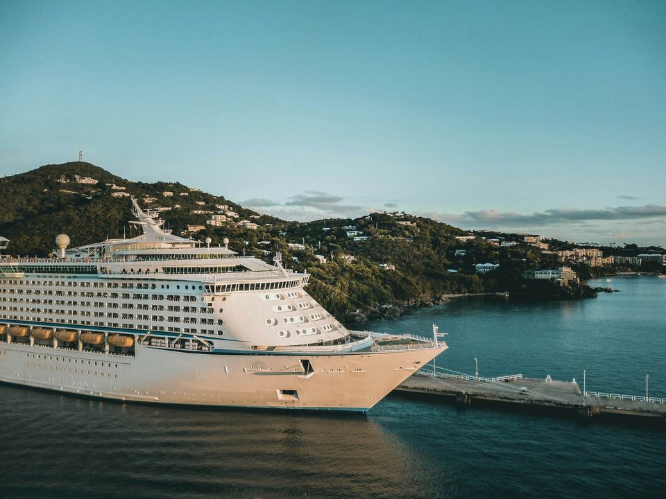 Navio de cruzeiro atracado no porto