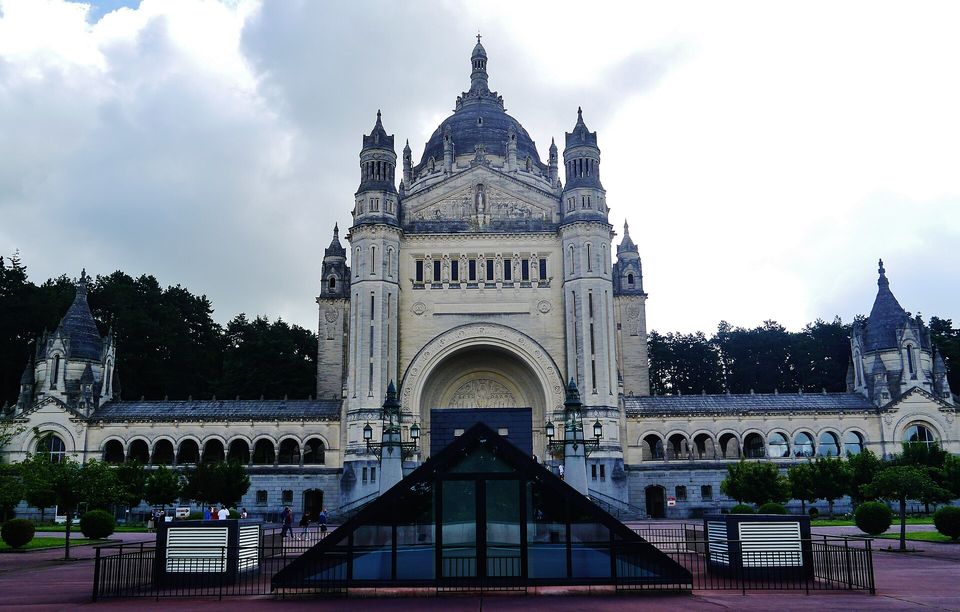 Fachada da Basílica de Santa Teresa de Lisieux