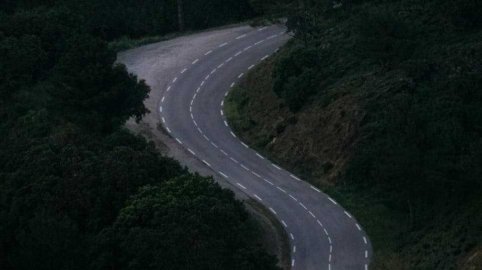Estrada cênica pela França com motorista brasileiro