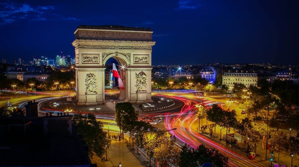 Arco do Triunfo e Champs-Élysées em Paris com motorista brasileiro
