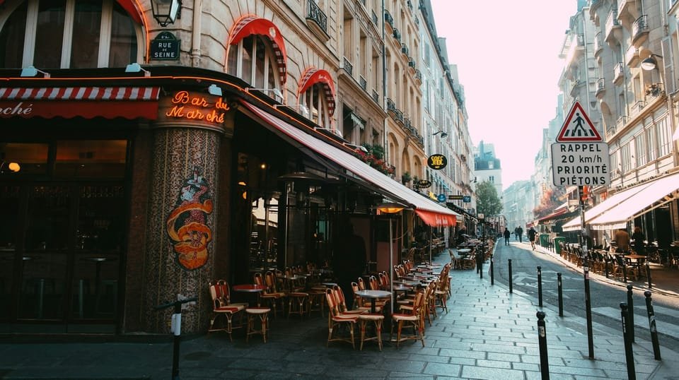Cafés e boulevards em Paris com motorista brasileiro
