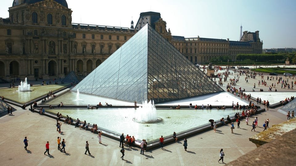 Museu do Louvre em Paris com motorista brasileiro