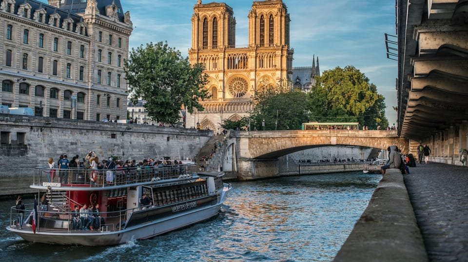 Catedral de Notre-Dame e o Sena em Paris com motorista brasileiro