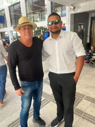 Rocha com o cantor Leonardo